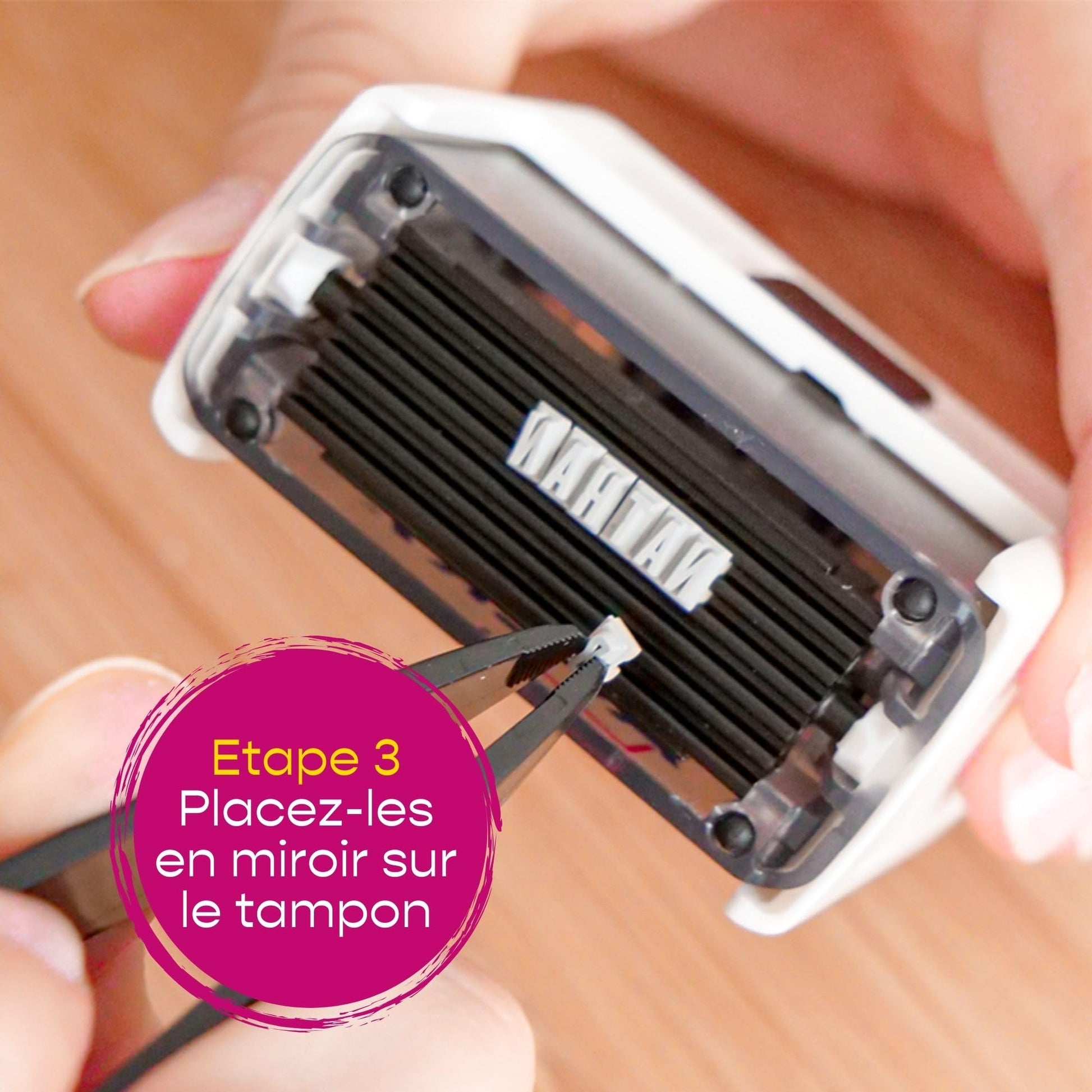 Avery Tampon Encreur Personnalisable Pour Enfants Et Adultes - Personnalisable 288 caractères - Résistant Au Lavage - Avec Encre Indélébile - Polyvalent Jusqu'à 60°C