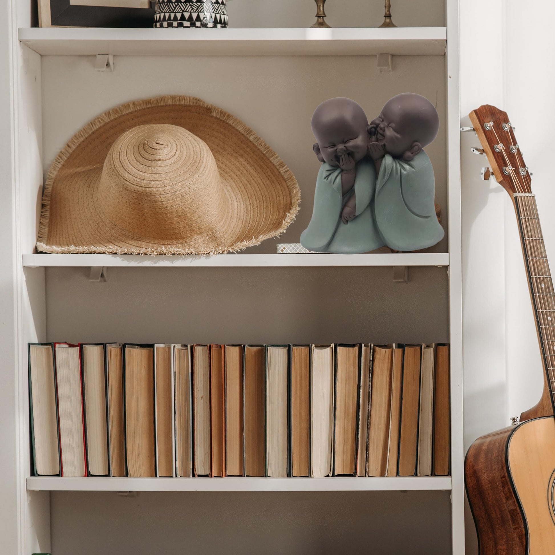 Statuette Bonze Chuchoteur – Porte Bonheur - Décoration Zen et Feng Shui – pour Créer Une Ambiance Relaxante et Spirituelle – Idée Cadeau – Hauteur: 12cm – Vert et Marron – Zen’Light